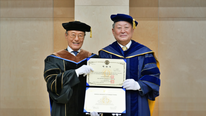 윤윤수 미스토홀딩스 회장, 명예 경영학박사 학위 수여 대표이미지